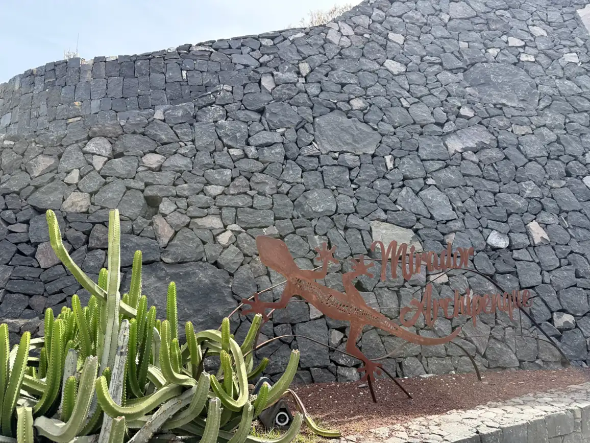 Mirador sobre los acantilados de Los Gigantes con muro de piedra y cactus en primer plano. Foto propia La Maleta Inquieta, agosto 2026