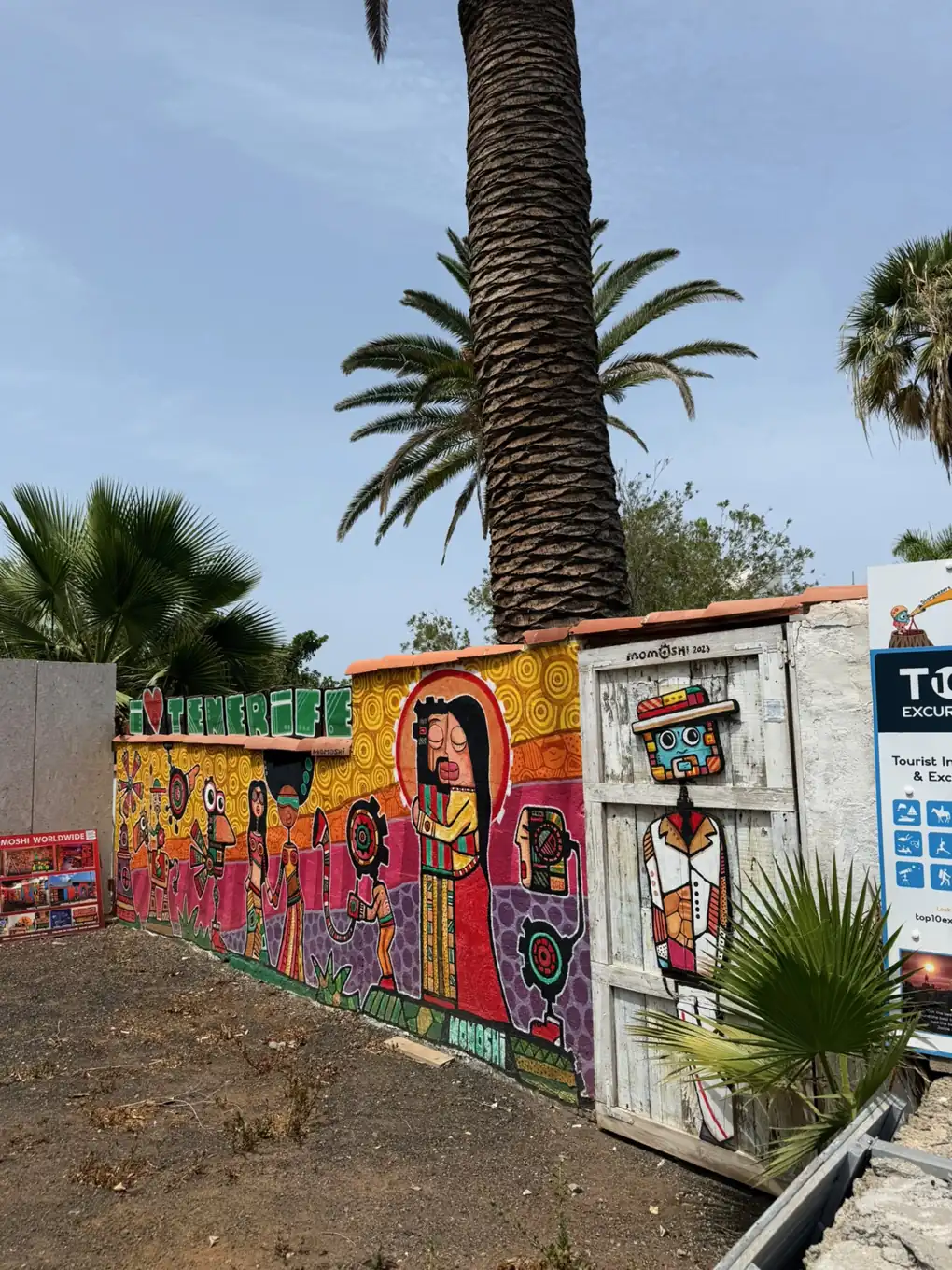 Mural de arte urbano de colores vivos en una calle de Santa Cruz de Tenerife. Foto propia La Maleta Inquieta, agosto de 2026