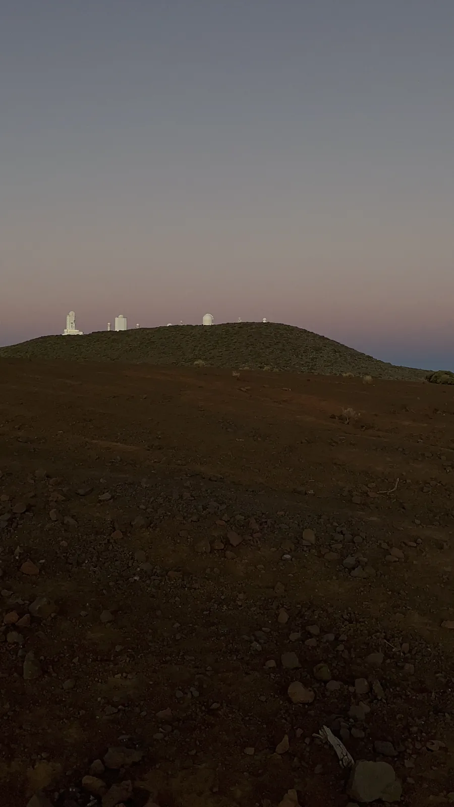 Cúpulas del Observatorio del Teide al atardecer sobre paisaje volcánico. Foto propia La Maleta Inquieta, agosto 2026.