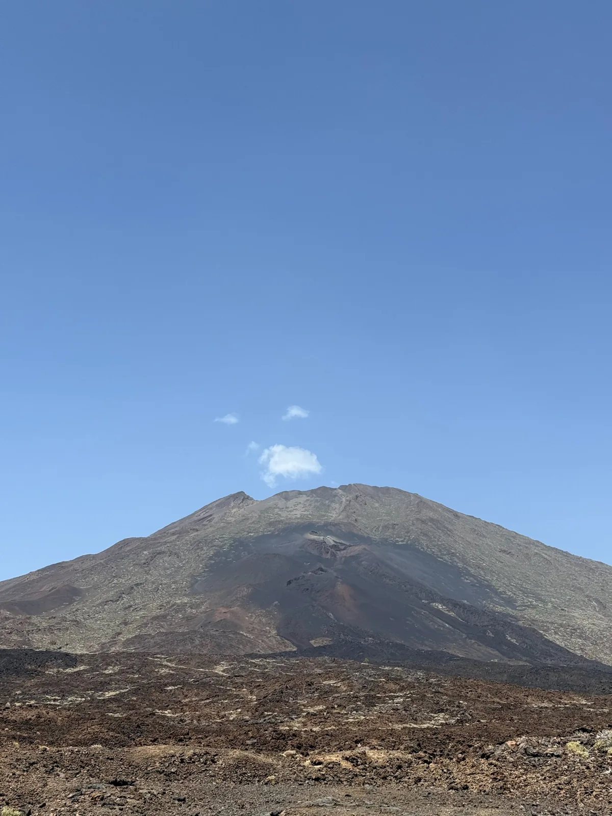 El pico del Teide recortado contra el cielo azul desde la caldera de Las Cañadas. Foto propia La Maleta Inquieta, agosto 2026