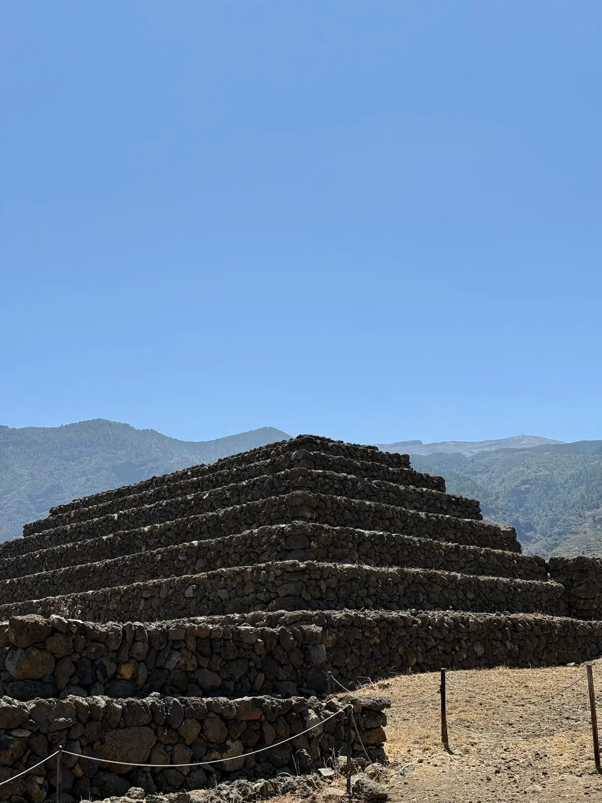 Una de las pirámides escalonadas de Güímar con la montaña al fondo. Foto propia La Maleta Inquieta, agosto 2026