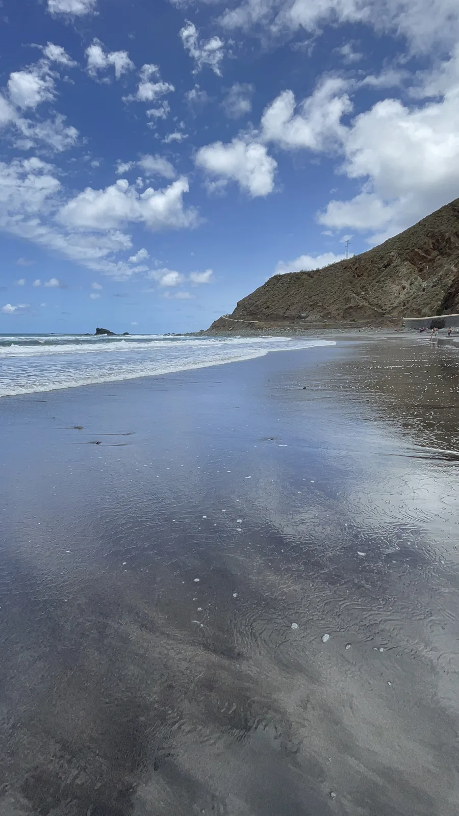 Acantilados de la costa norte de Anaga cayendo al mar junto a la carretera de Taganana. Foto propia La Maleta Inquieta, agosto 2026