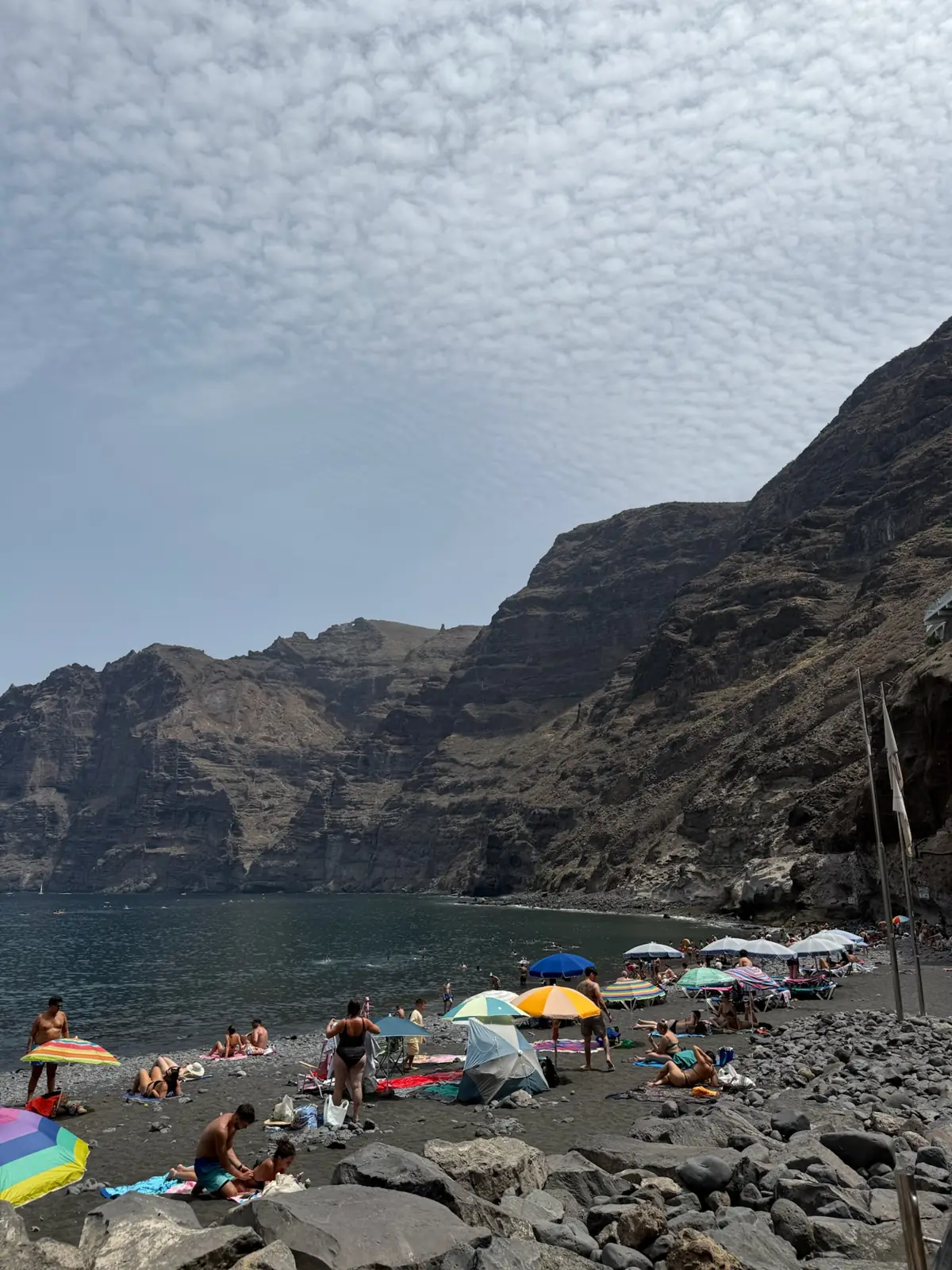 Playa de arena negra con sombrillas y hamacas en la costa sur de Tenerife. Foto propia La Maleta Inquieta, agosto 2026