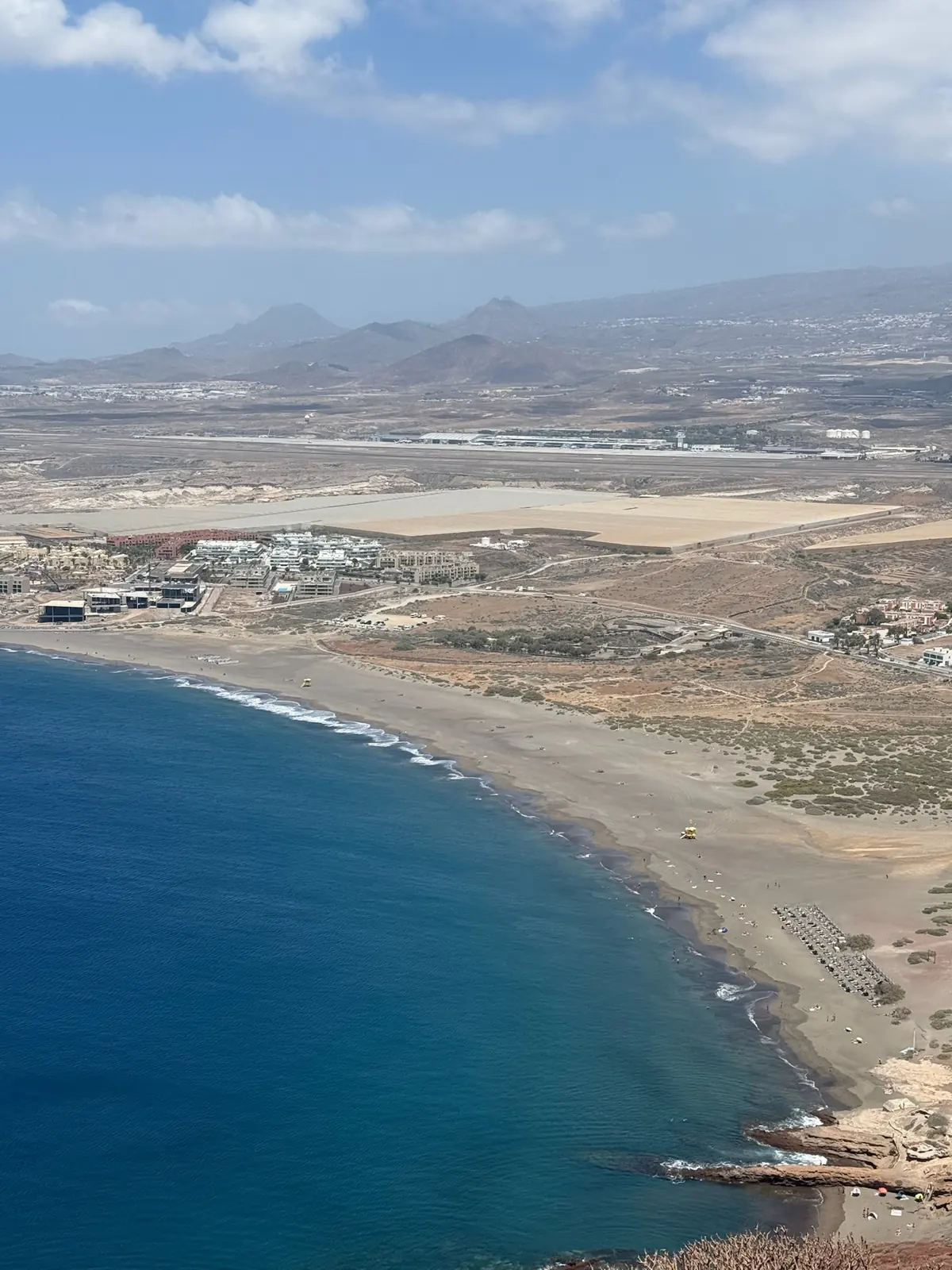 Vista aérea de la Playa de La Tejita con Montaña Roja al fondo en agosto. Foto propia La Maleta Inquieta, agosto 2026.
