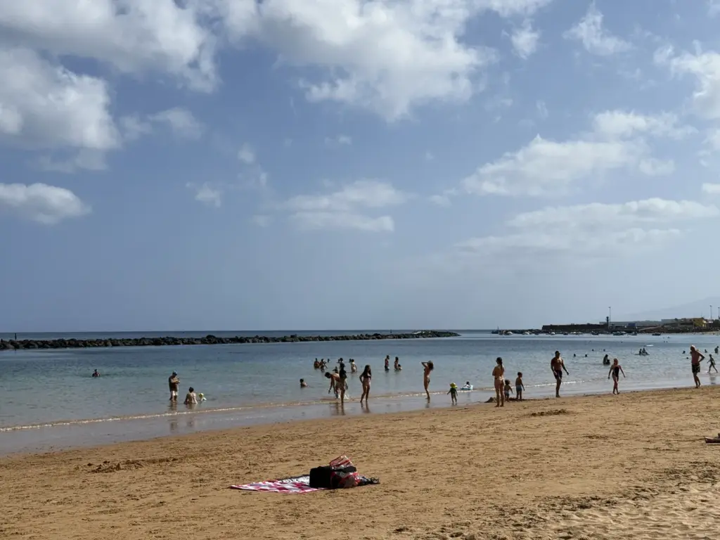 Playa de Las Teresitas con agua tranquila protegida por espigón. Foto propia La Maleta Inquieta, julio 2026.