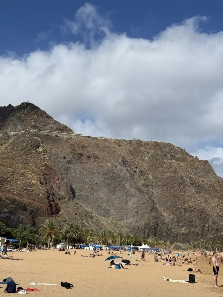 Playa de Las Teresitas con bañistas y montaña San Andrés al fondo. Foto propia La Maleta Inquieta, julio 2026.