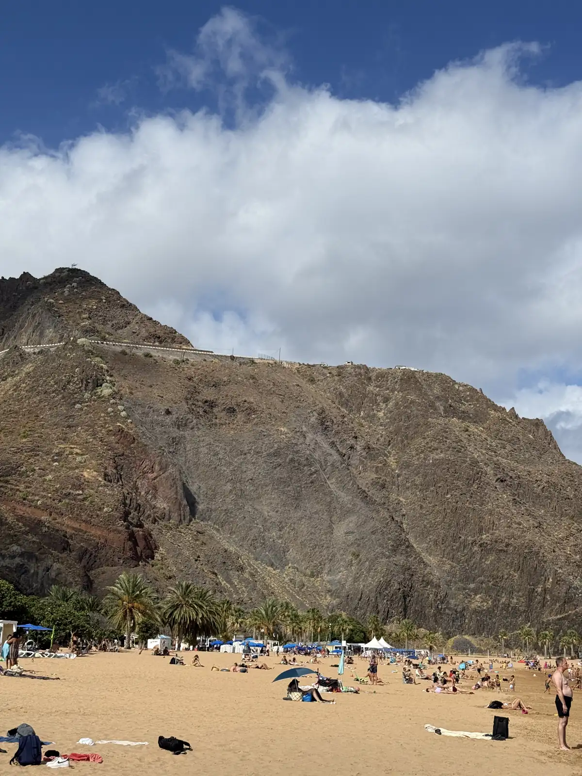 Playa de Las Teresitas con bañistas y montaña San Andrés al fondo. Foto propia La Maleta Inquieta, agosto 2026.