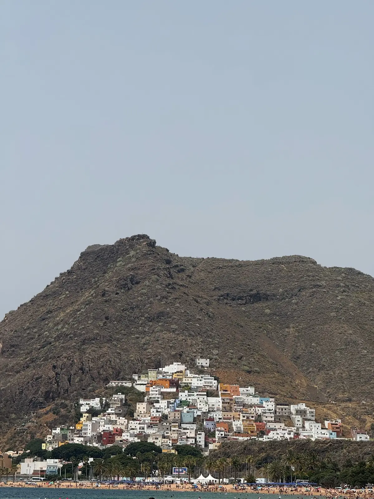 Vista de la Playa de las Teresitas con pueblo blanco sobre montaña. Foto propia La Maleta Inquieta, agosto 2026.