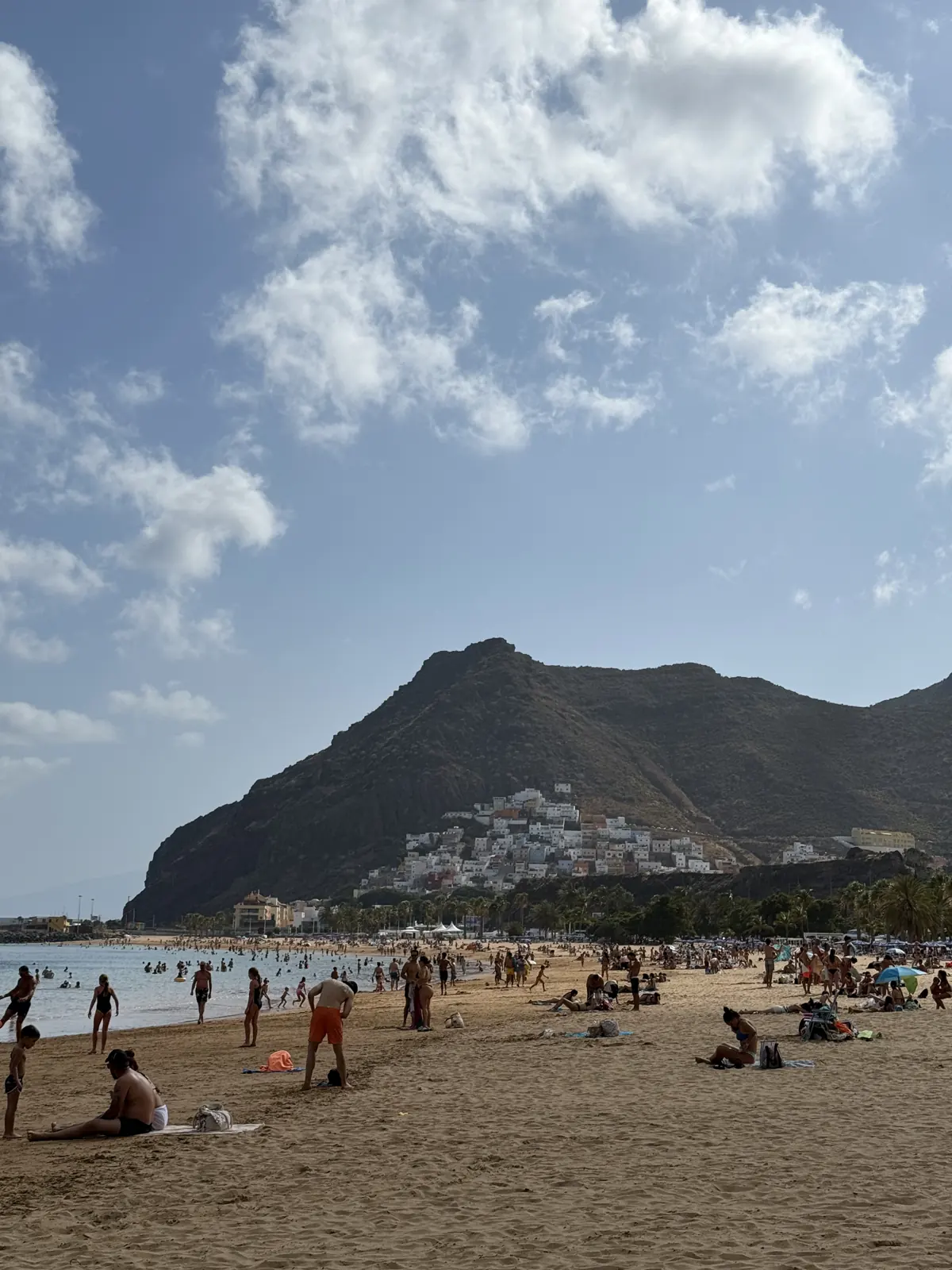 Playa de Las Teresitas con pueblo blanco de San Andrés en ladera volcánica. Foto propia La Maleta Inquieta, agosto 2026.