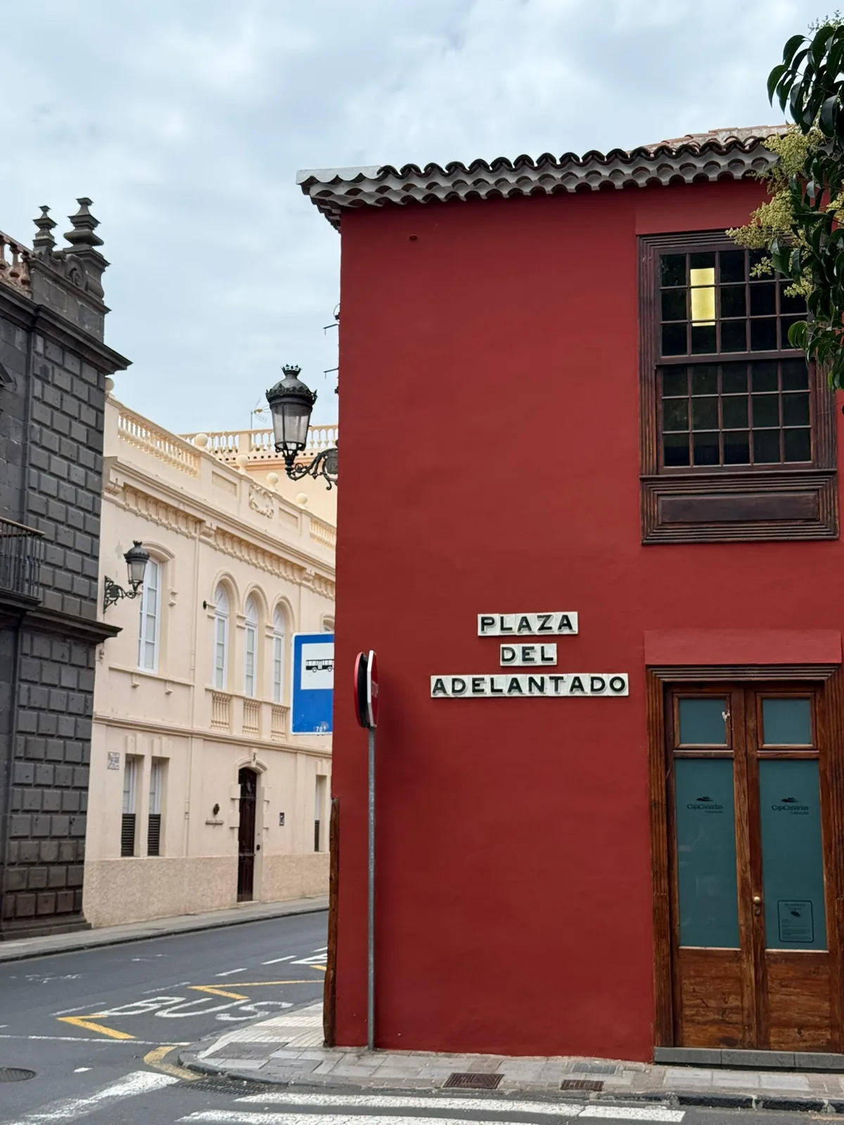 Plaza del Adelantado de La Laguna con sus árboles, bancos y los edificios históricos alrededor. Foto propia La Maleta Inquieta, agosto 2026