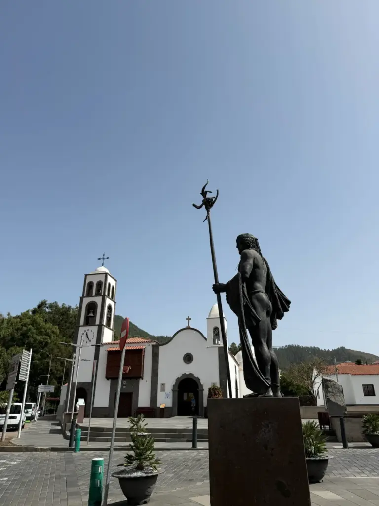 Plaza de iglesia canaria con estatua de mencey guanche en primer plano. Foto propia La Maleta Inquieta, agosto 2026.