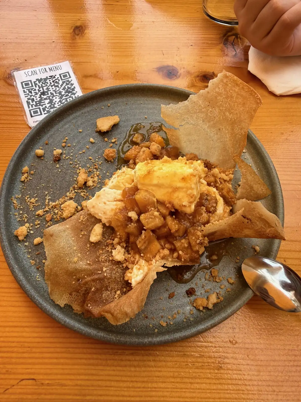 Postre de gofio con helado y frutas caramelizadas en restaurante de Tenerife. Foto propia La Maleta Inquieta, agosto 2026.