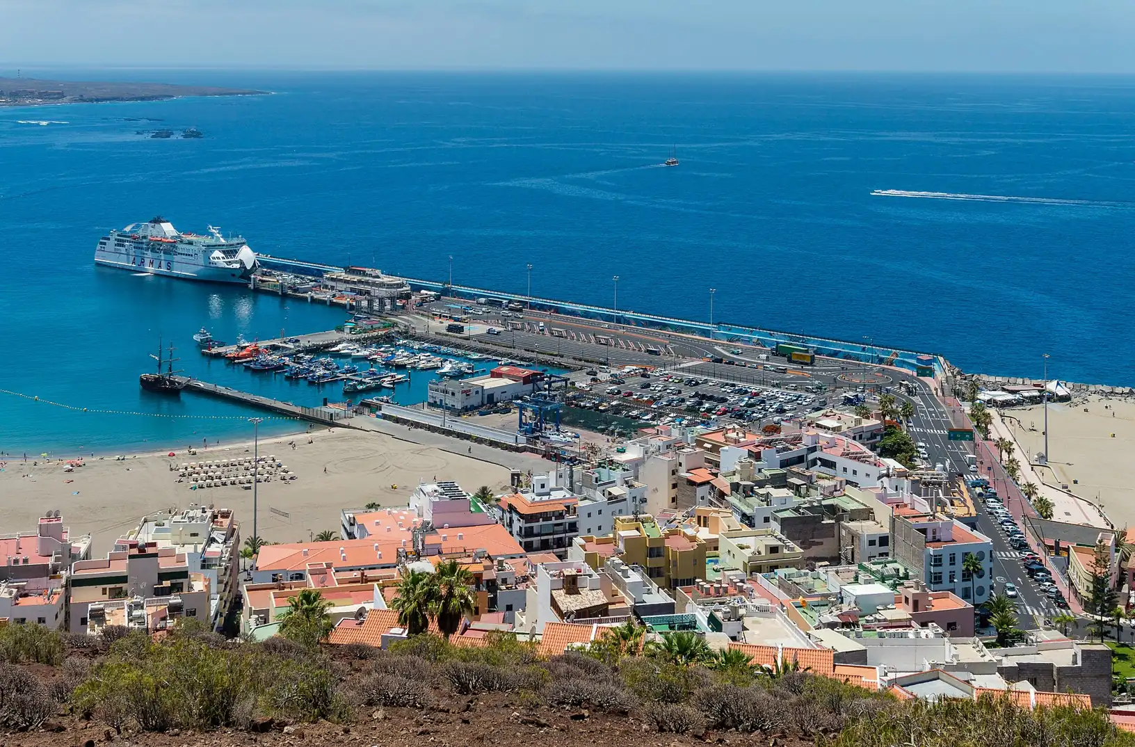 Puerto de Los Cristianos desde la montaña Chayofita, con la playa, la marina y el ferry al fondo, sur de Tenerife