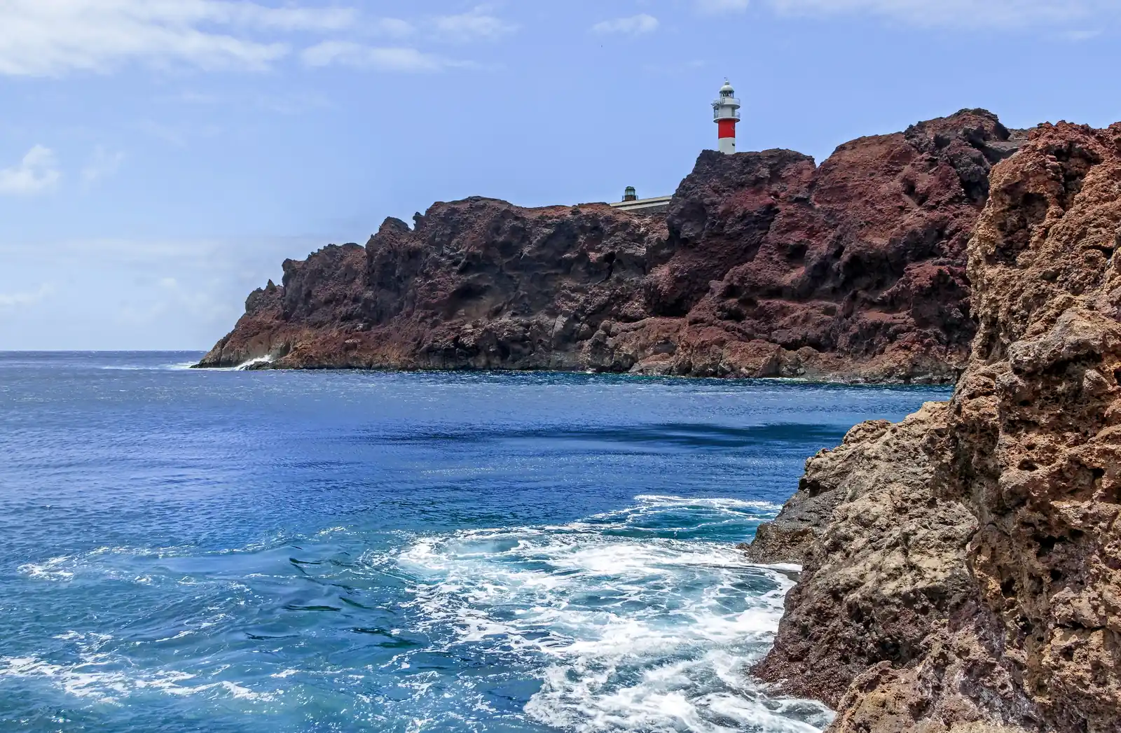 Faro de Punta de Teno con los acantilados de Los Gigantes al fondo, Tenerife