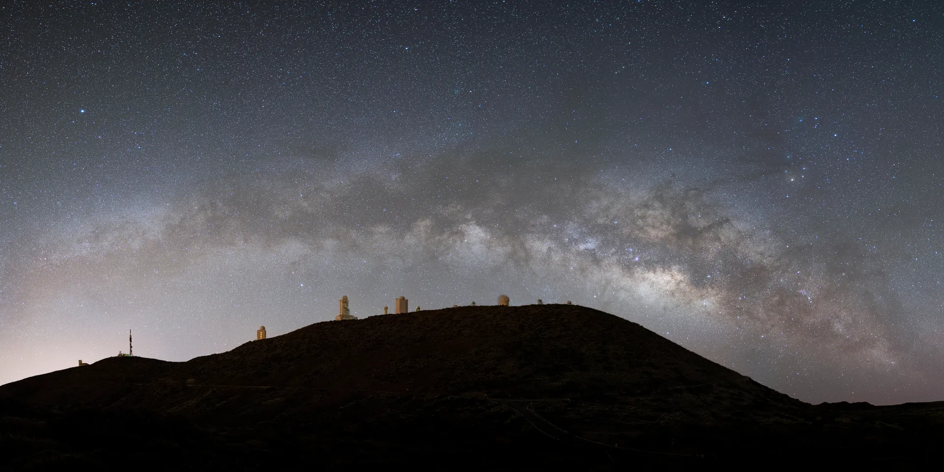 Cielo nocturno estrellado en el Parque Nacional del Teide