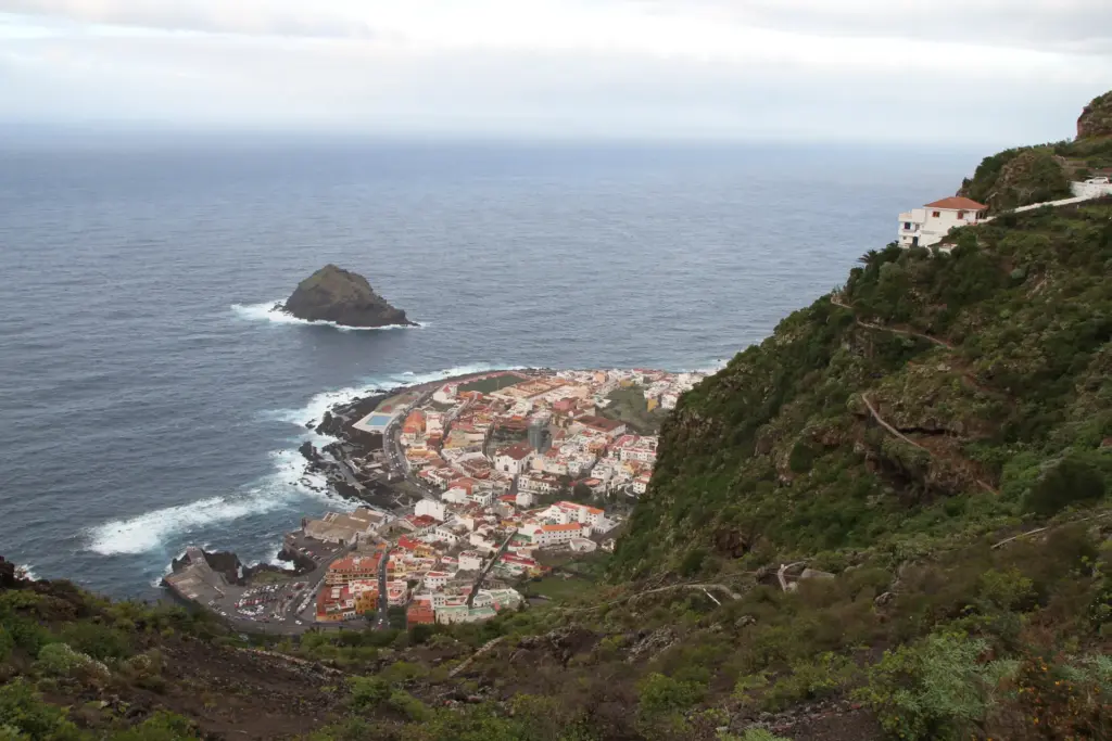 Costa norte de Tenerife con acantilados y paisaje atlántico