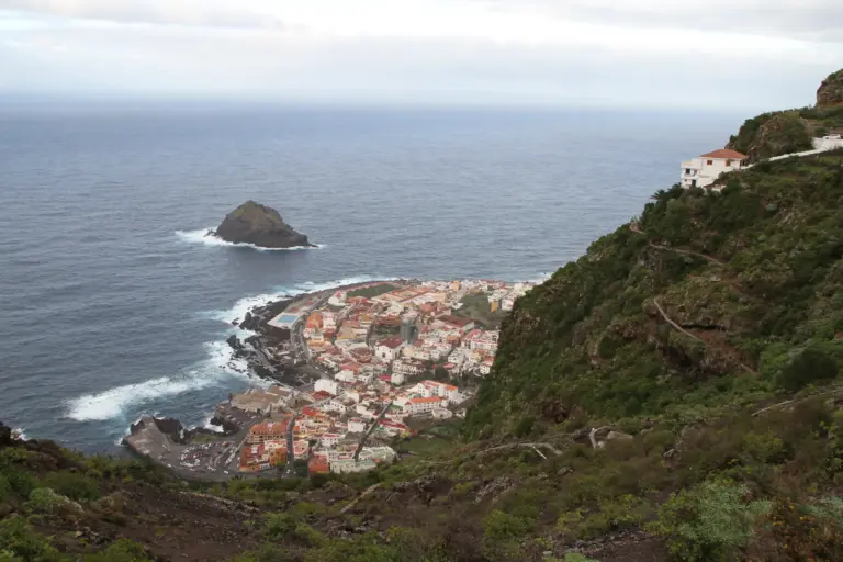 Costa norte de Tenerife con acantilados y paisaje atlántico