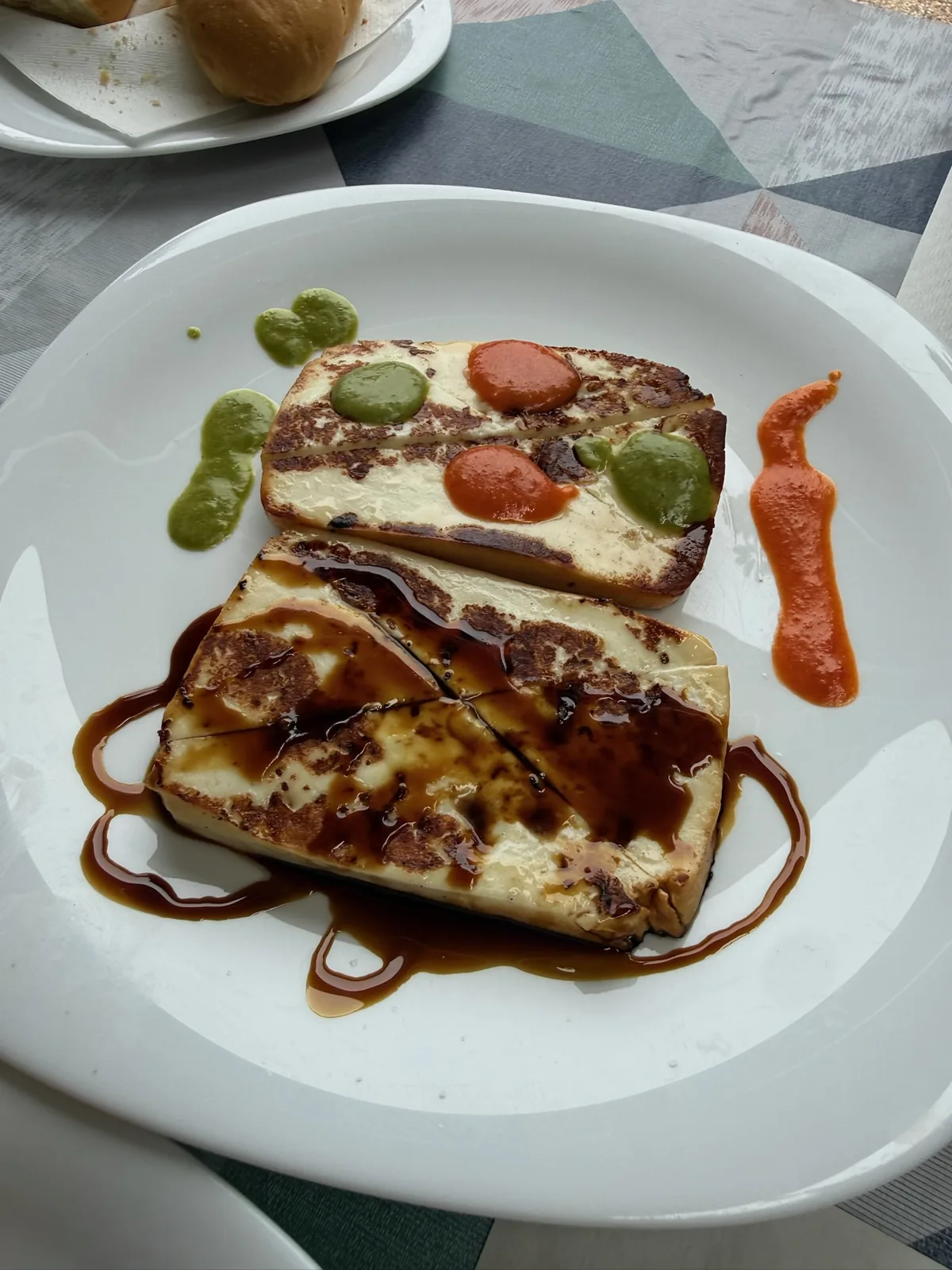 Queso asado de Benijo con mojos canarios en el restaurante Alanda de Puerto de la Cruz. Foto propia La Maleta Inquieta, agosto 2026.