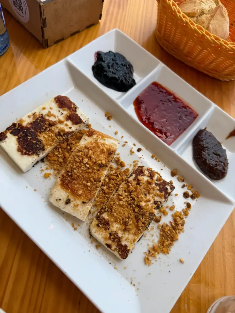 Queso asado con gofio tostado y mojos canarios típicos servido en un restaurante. Foto propia La Maleta Inquieta, julio 2026.