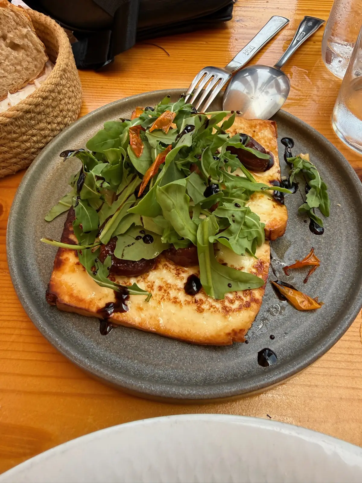 Plato de queso asado con mojo y ensalada en un restaurante del norte de Tenerife. Foto propia La Maleta Inquieta, agosto 2026