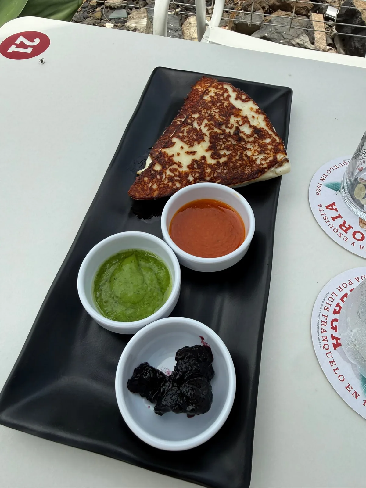Queso asado servido con tres mojos canarios (verde, rojo y mermelada) en. Foto propia La Maleta Inquieta, agosto 2026.