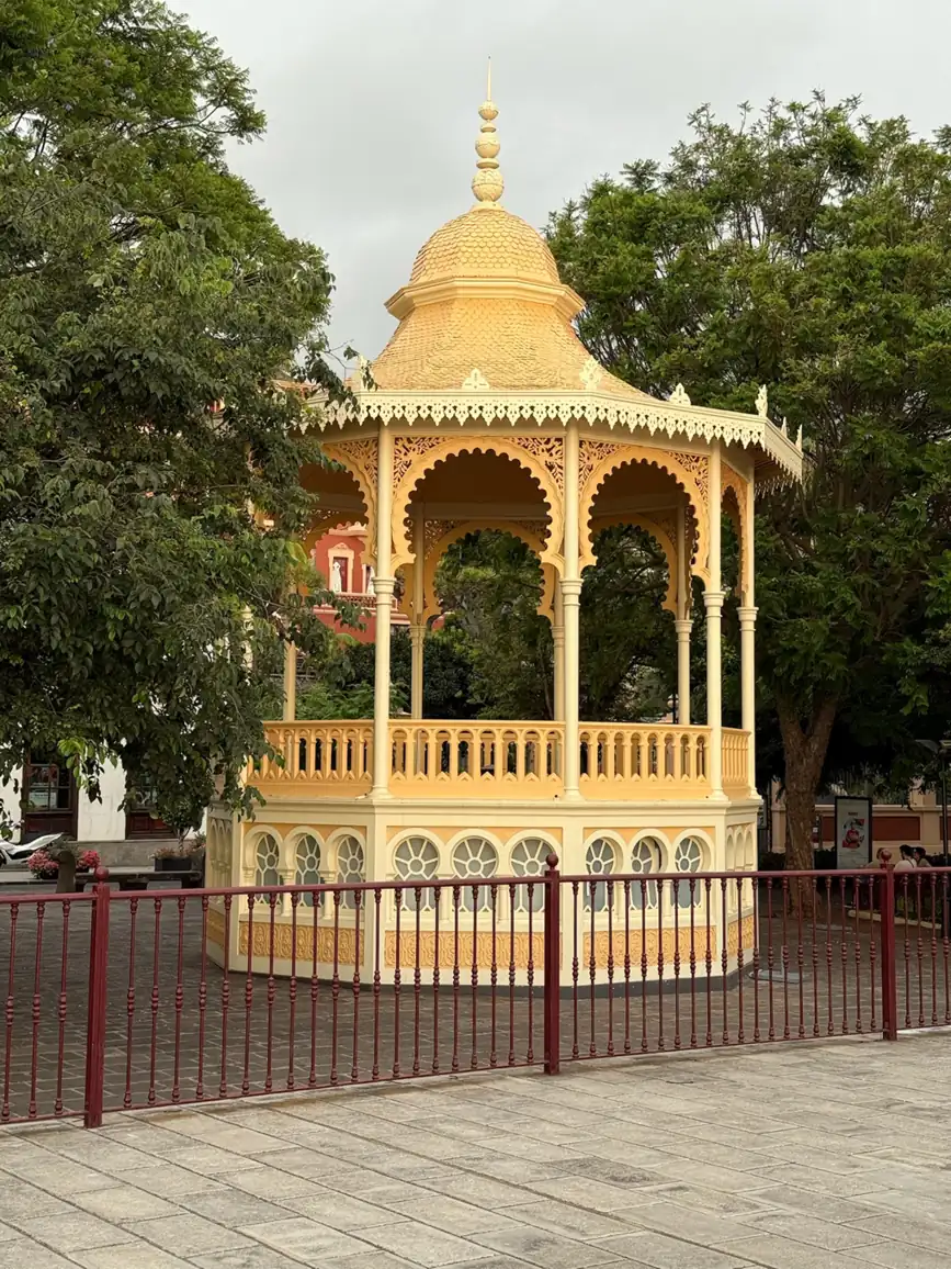 Quiosco de música en la plaza de La Orotava, escenario habitual de las bandas y parrandas del norte de Tenerife. Foto propia La Maleta Inquieta, agosto 2026