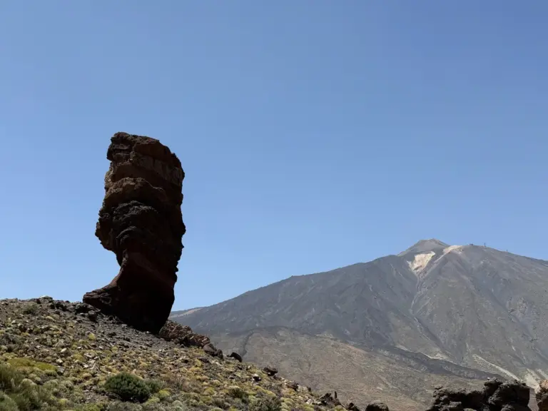 Roque Cinchado, la formación rocosa vertical icónica del Teide, con el. Foto propia La Maleta Inquieta, julio 2026.