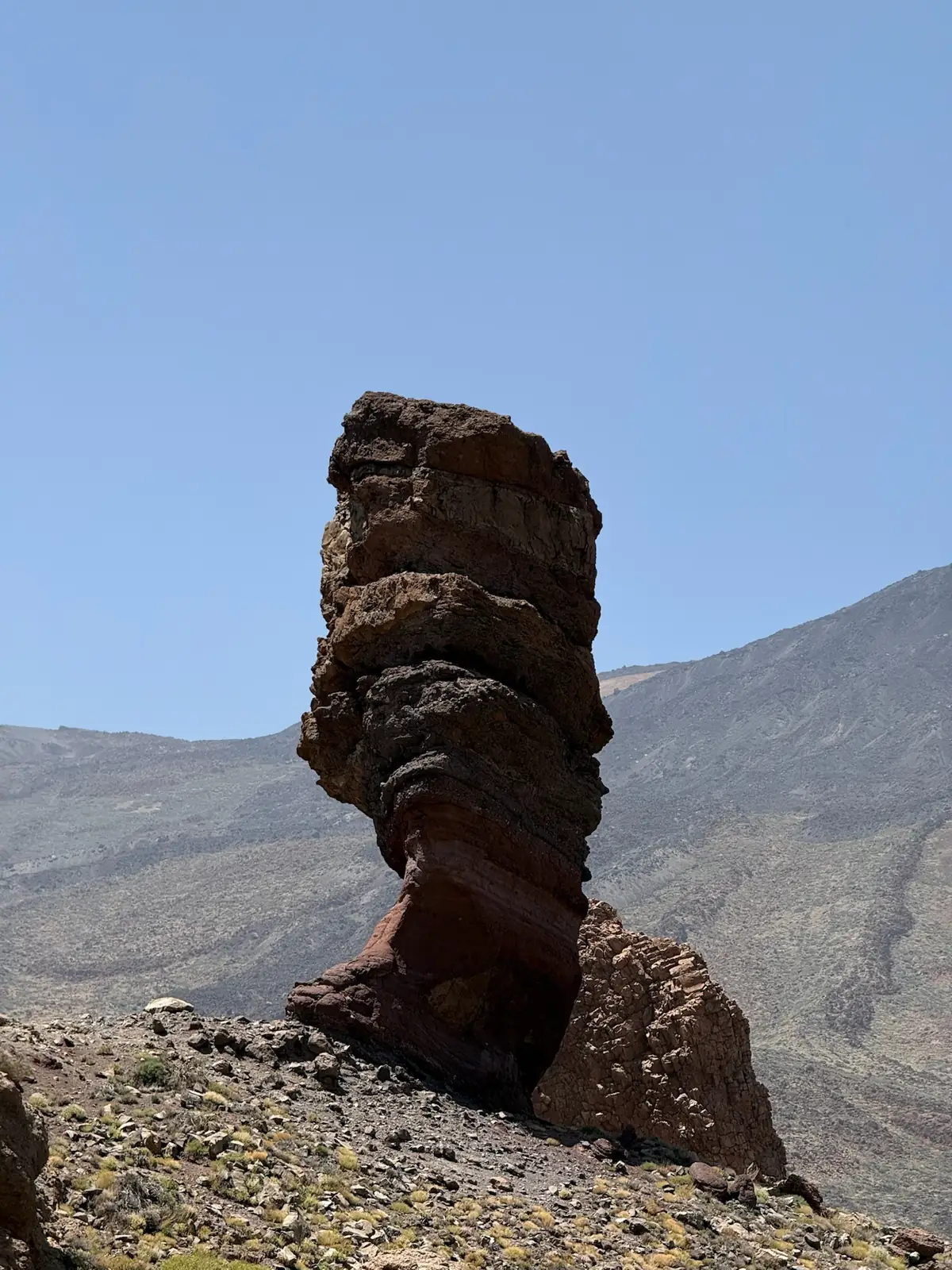 Aguja de roca vertical con texturas volcánicas en los Roques de García. Foto propia La Maleta Inquieta, agosto 2026.