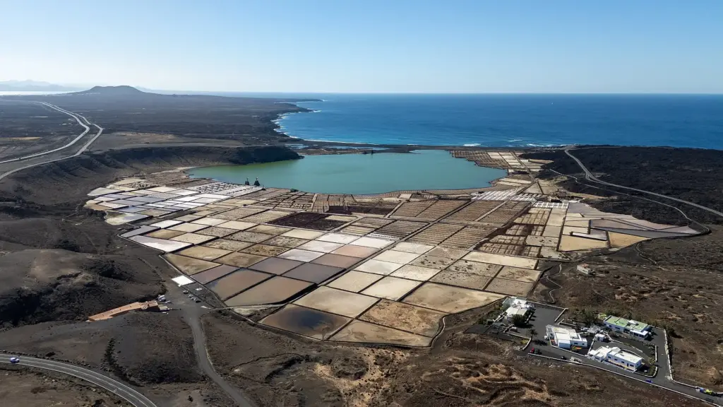 Vista aérea de las Salinas de Janubio con la laguna y la costa, en el suroeste de Lanzarote