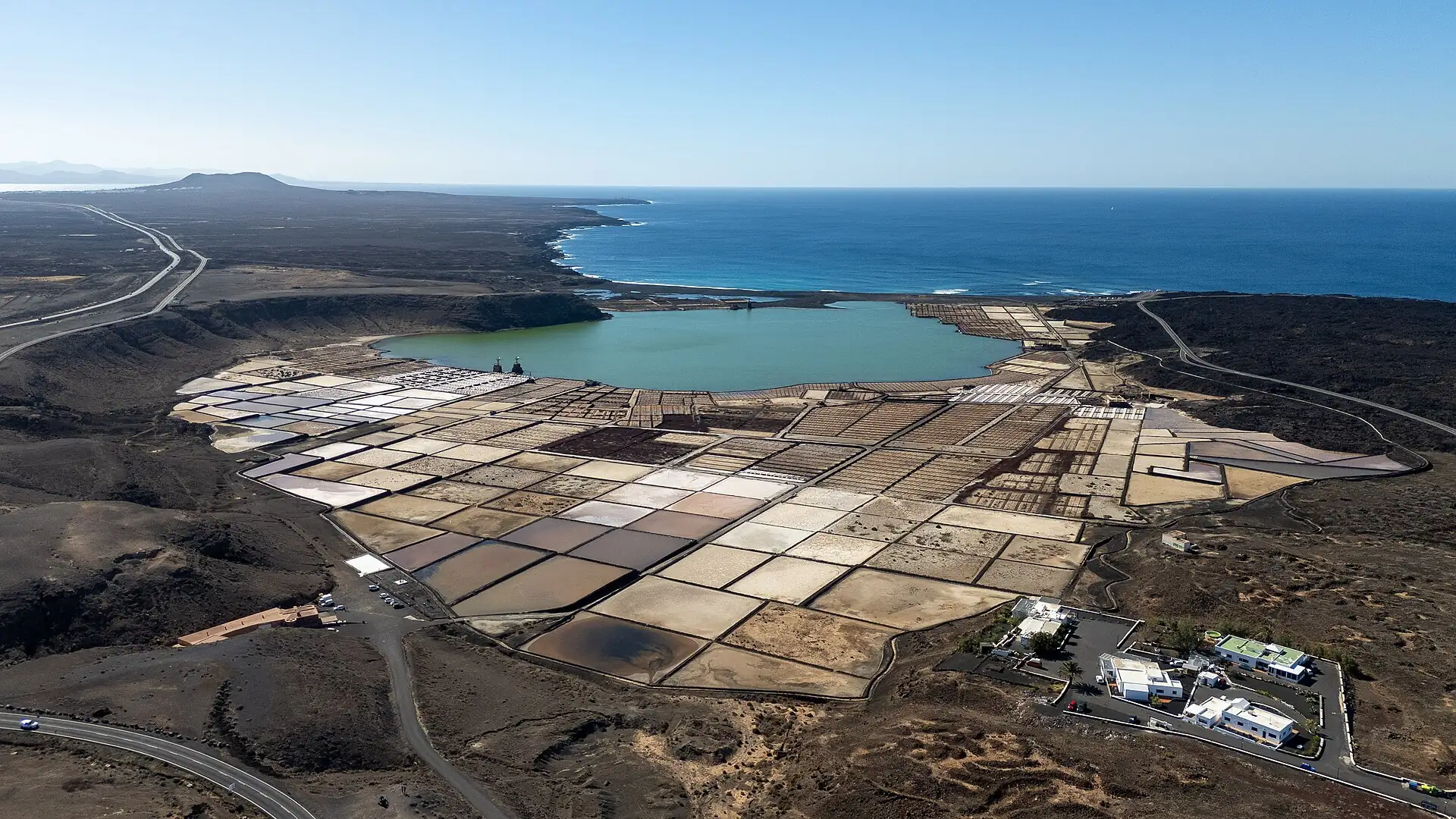 Vista aérea de las Salinas de Janubio con la laguna y la costa, en el suroeste de Lanzarote