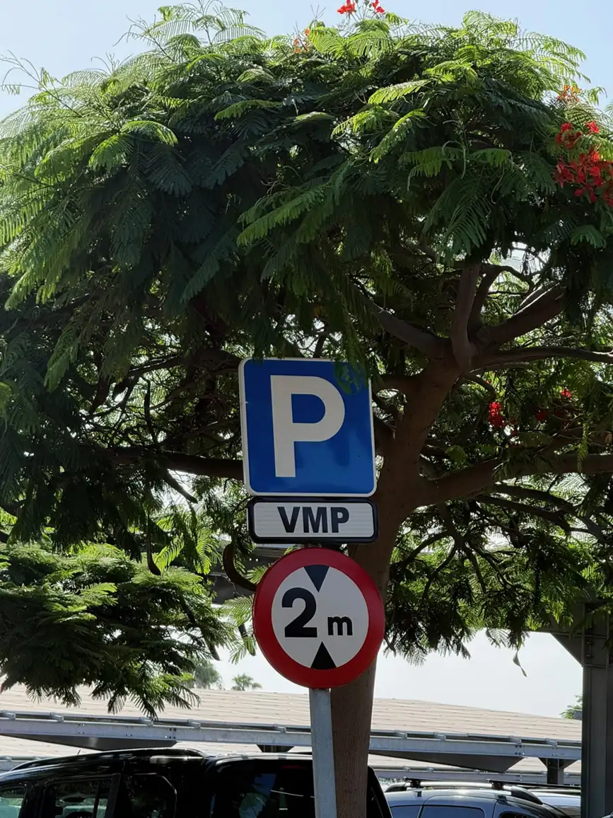 Señal urbana de aparcamiento con límite de altura en una calle de Tenerife. Foto propia La Maleta Inquieta, agosto 2026
