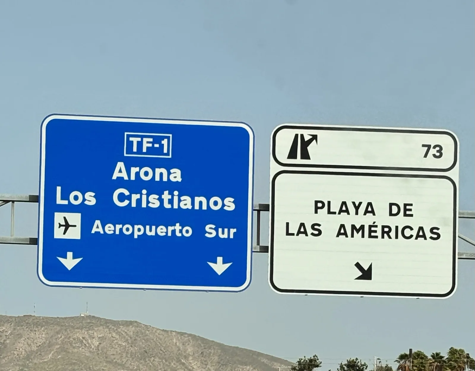 Señales de tráfico en una carretera del sur de Tenerife indicando los desvíos hacia la costa. Foto propia La Maleta Inquieta, agosto 2026