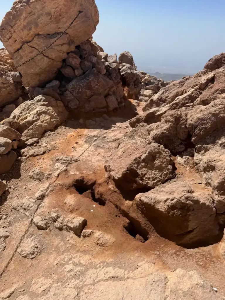 Sendero entre rocas volcánicas naranjas con cadena de seguridad en el Teide. Foto propia La Maleta Inquieta, julio 2026.