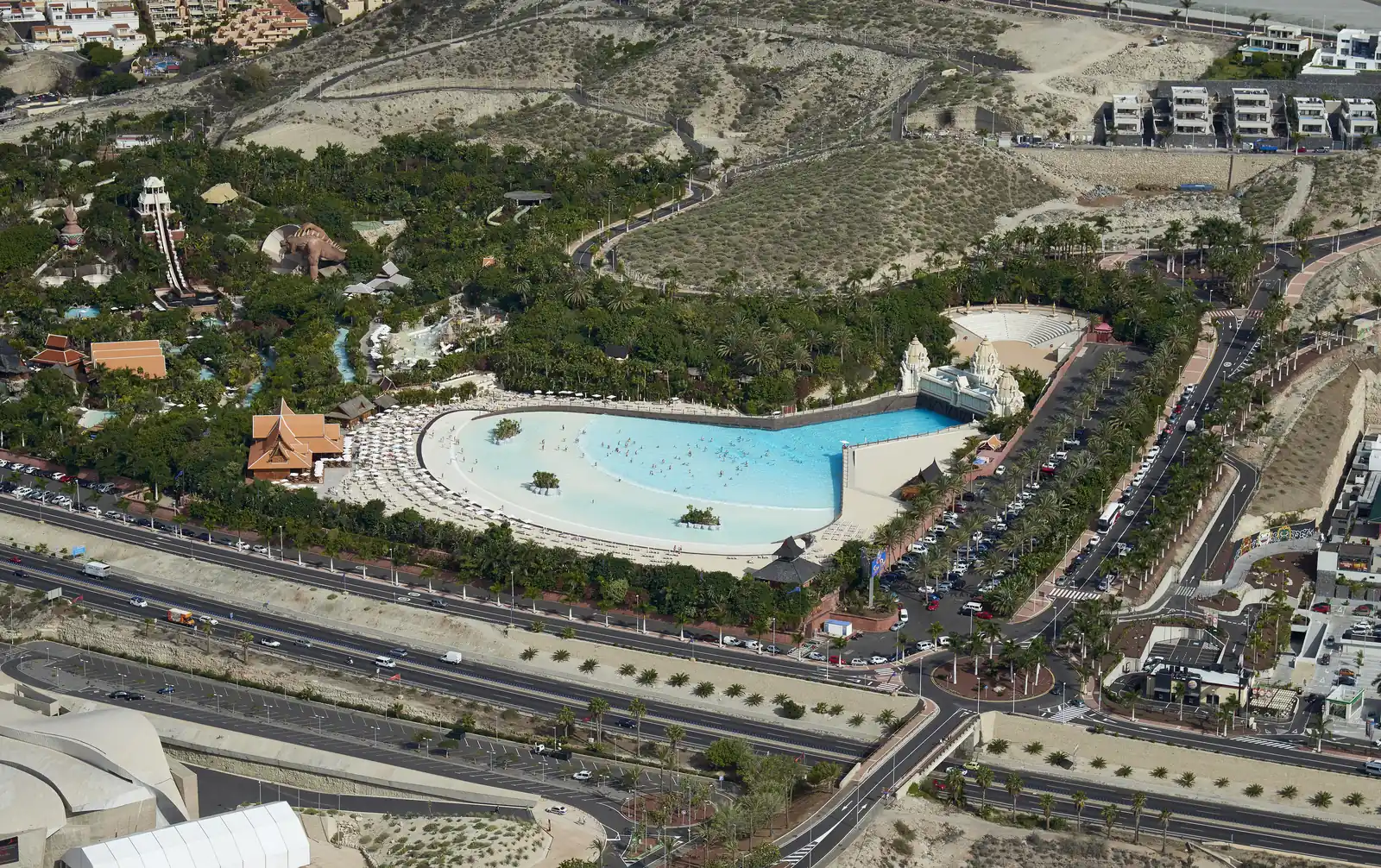 Toboganes y piscinas del parque acuático Siam Park en Costa Adeje, sur de Tenerife. Foto propia La Maleta Inquieta, agosto 2026
