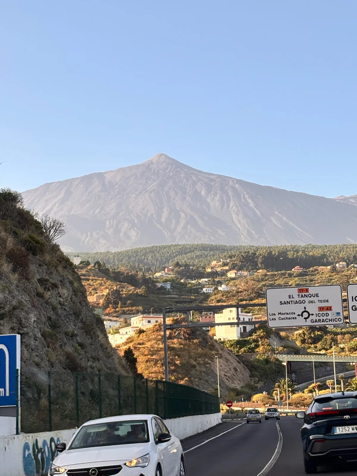 Vista del Teide desde la carretera del norte con señalización. Foto propia La Maleta Inquieta, agosto 2026.