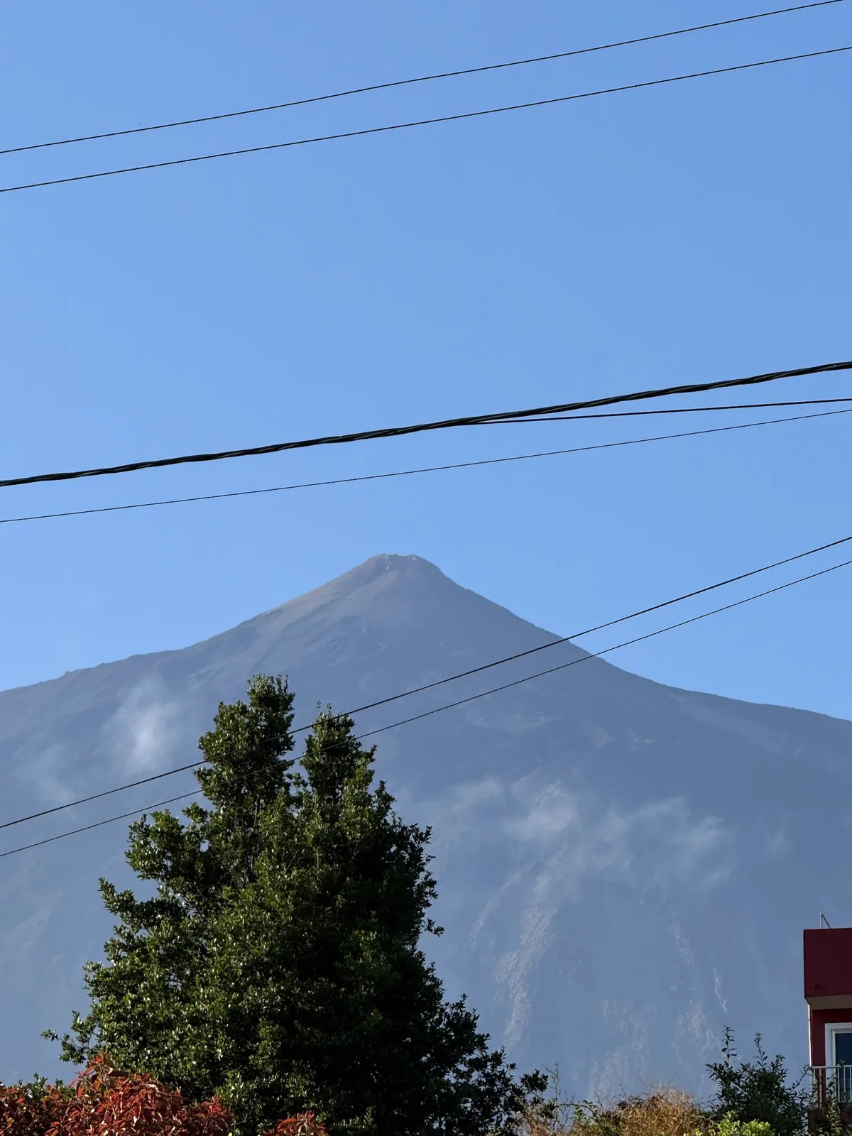 Vista del Teide desde una ciudad del norte con cables eléctricos en primer plano. Foto propia La Maleta Inquieta, agosto 2026.
