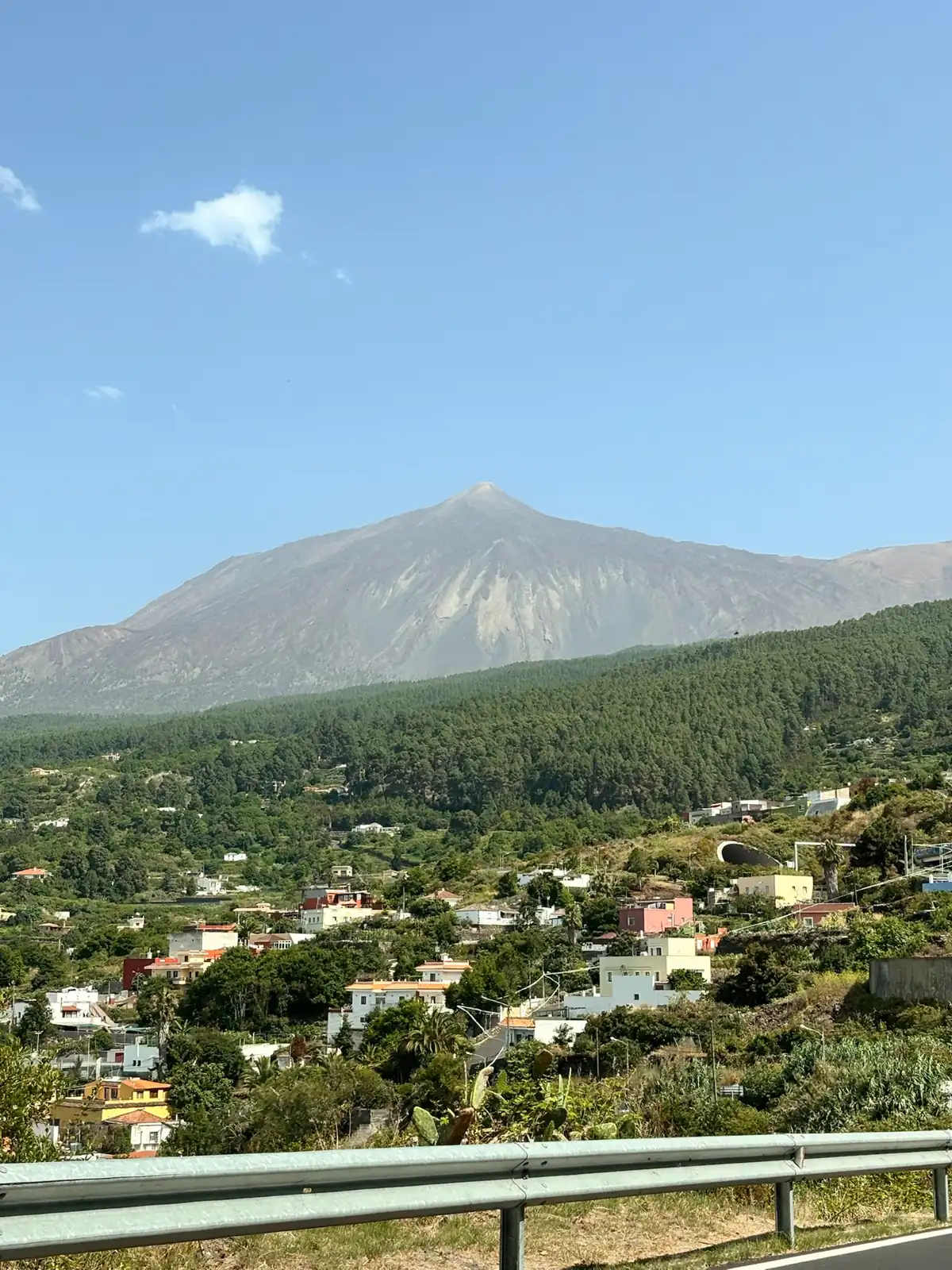 El volcán Teide visto desde la distancia con pueblo canario y pinar verde. Foto propia La Maleta Inquieta, agosto 2026.