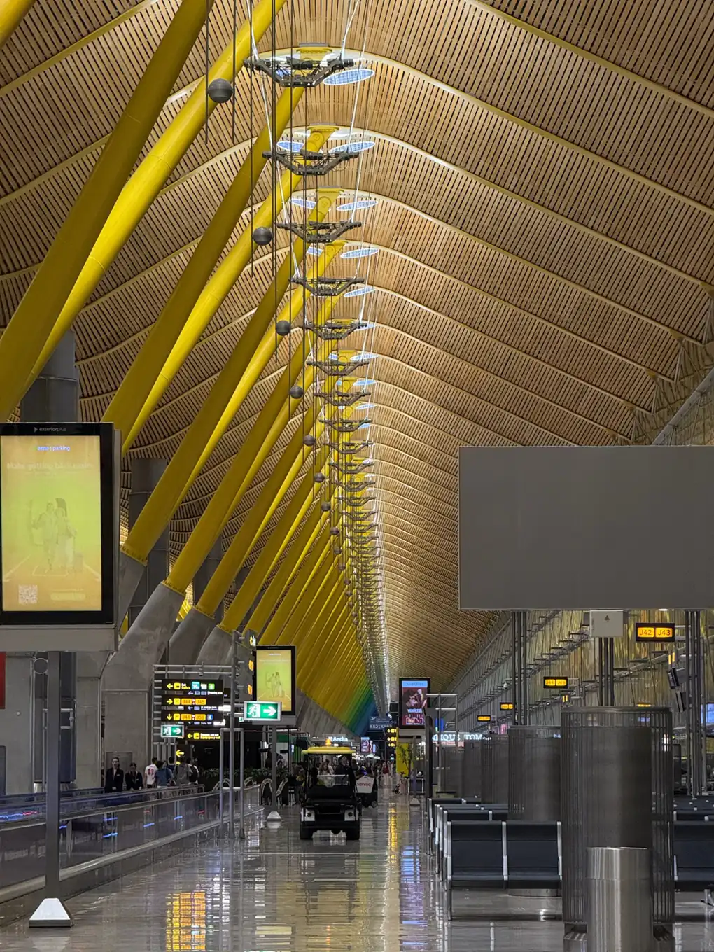 Cubierta ondulada de madera y columnas amarillas de la Terminal 4 del aeropuerto de Madrid-Barajas. Foto propia La Maleta Inquieta, septiembre 2026