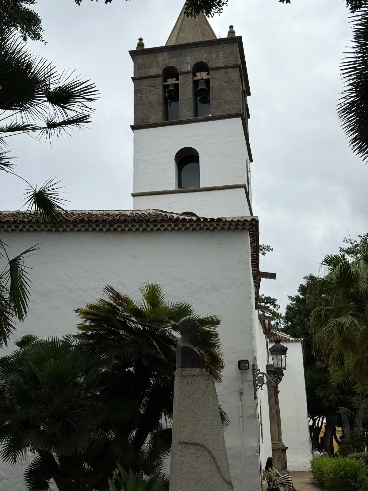 Torre campanario blanca de piedra volcánica en Icod de los Vinos. Foto propia La Maleta Inquieta, agosto 2026.