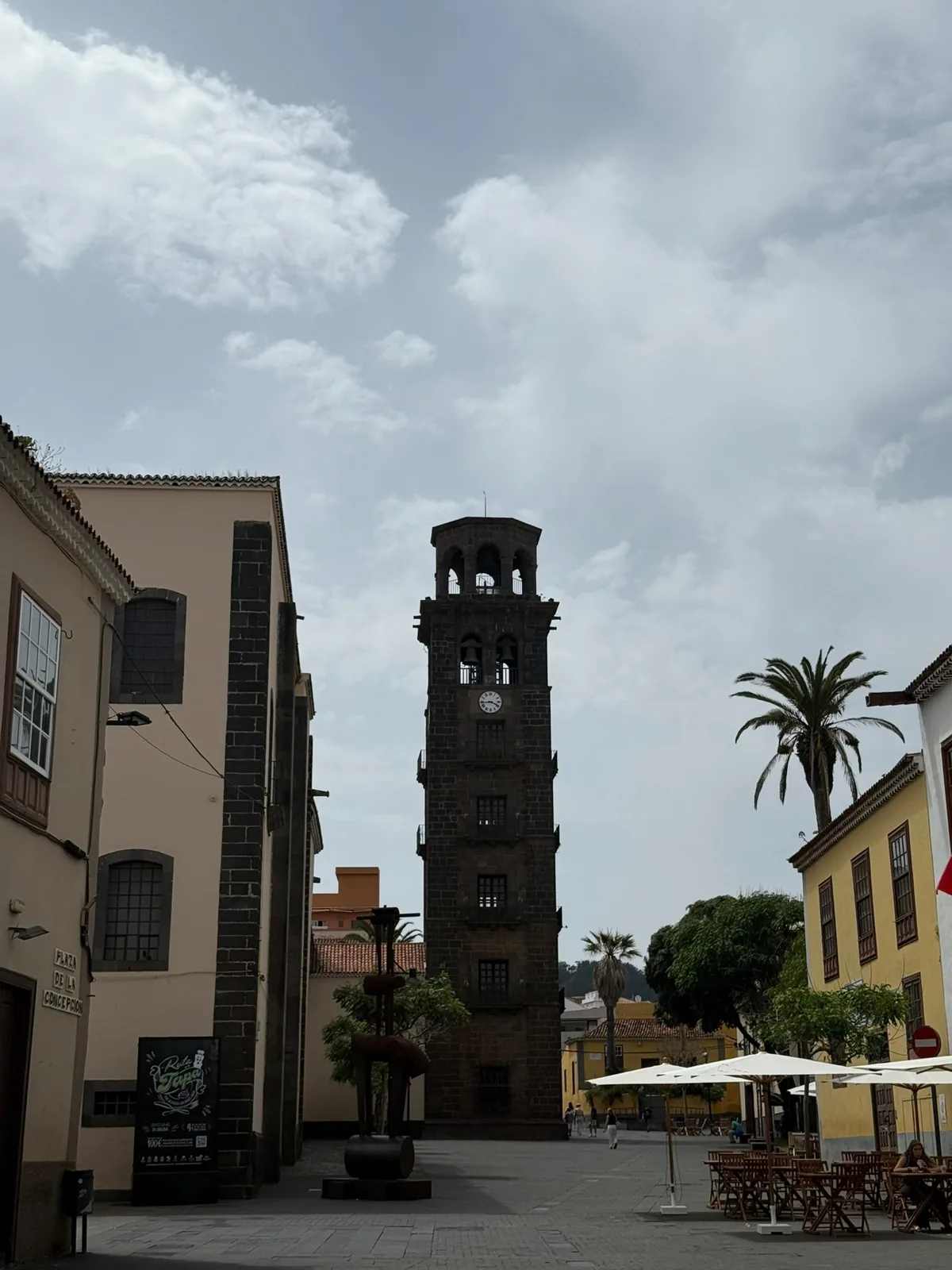 Torre de piedra del siglo XVII de la iglesia de la Concepción de La Laguna sobre los tejados. Foto propia La Maleta Inquieta, agosto 2026