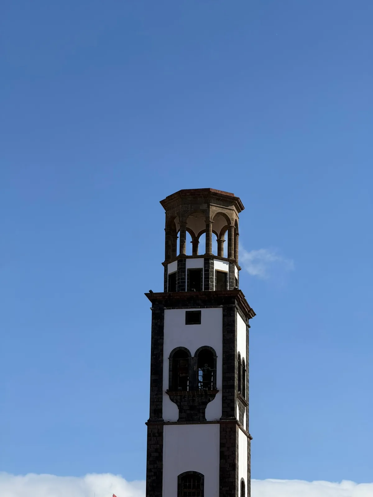 Tranvía de Tenerife en Santa Cruz de Tenerife circulando por la ciudad. Foto propia La Maleta Inquieta, agosto 2026.