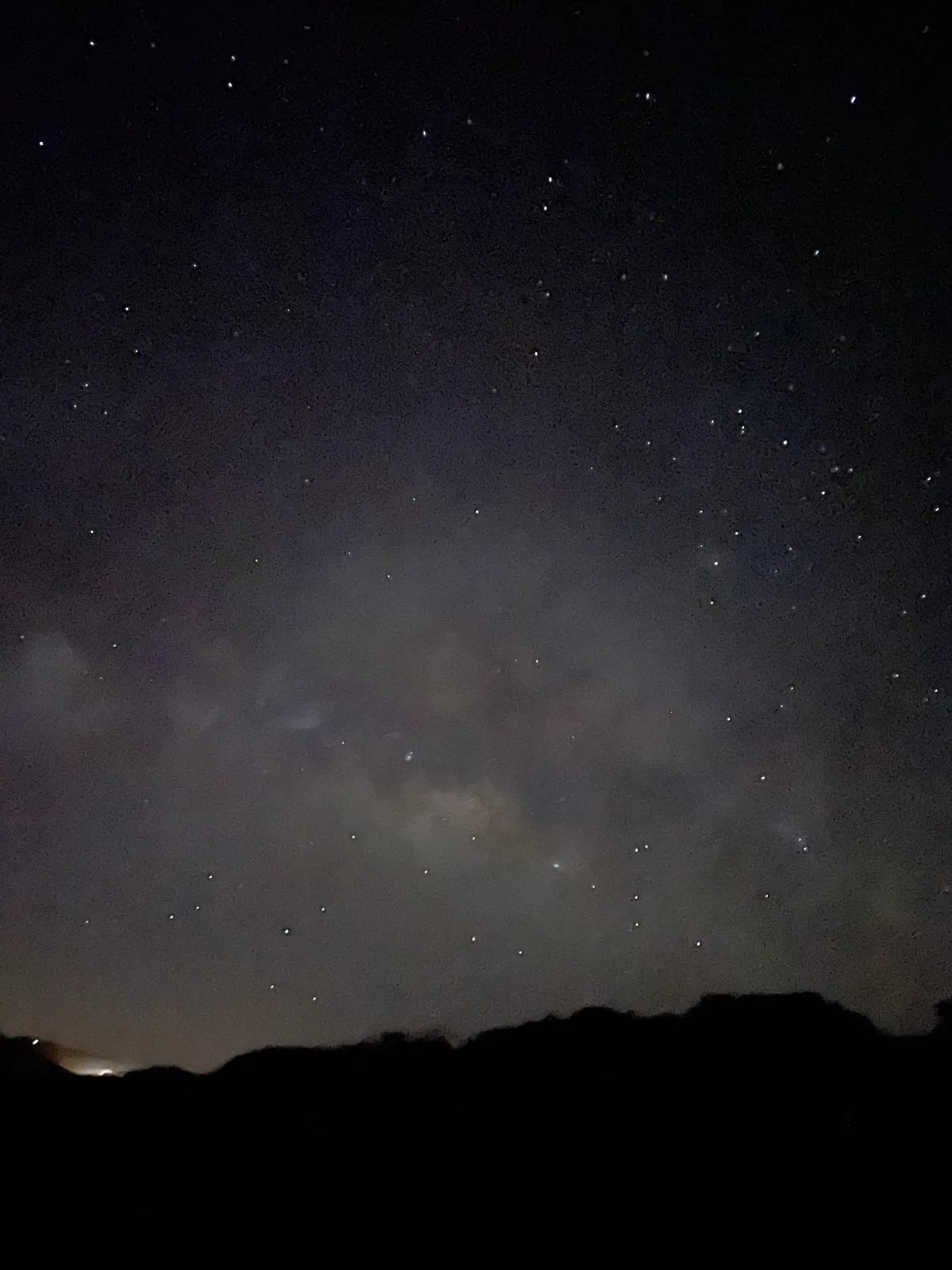 Vía Láctea visible sobre las montañas del Teide en la noche estrellada. Foto propia La Maleta Inquieta, agosto 2026.