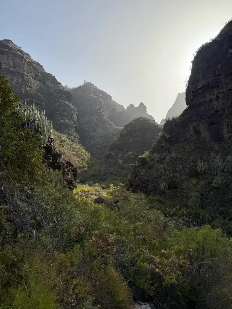 Vista del Barranco del Infierno con luz filtrada entre formaciones. Foto propia La Maleta Inquieta, agosto 2026.