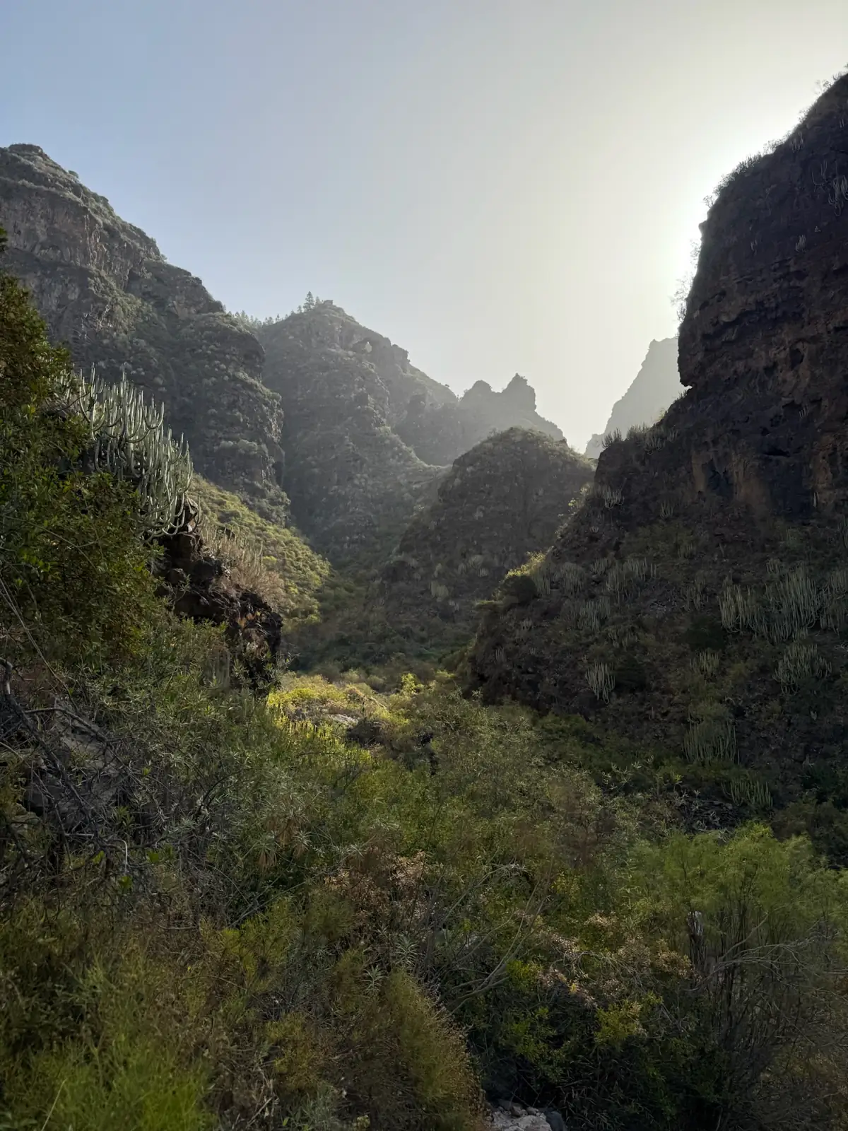 Vista del Barranco del Infierno con luz filtrada entre formaciones. Foto propia La Maleta Inquieta, agosto 2026.