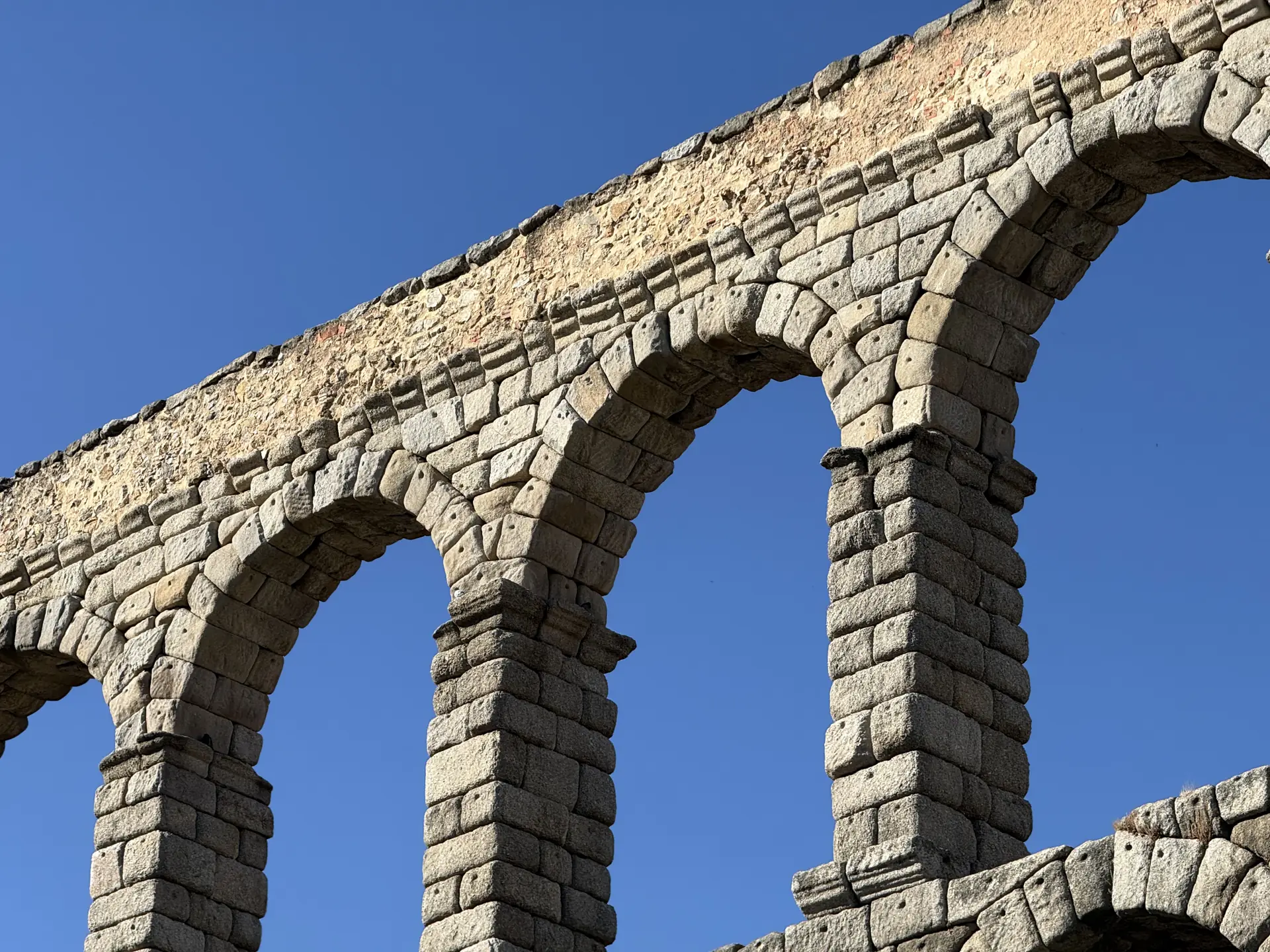 Zona de máxima altura del Acueducto de Segovia con sus arcos dobles superpuestos. Foto propia La Maleta Inquieta, septiembre 2026