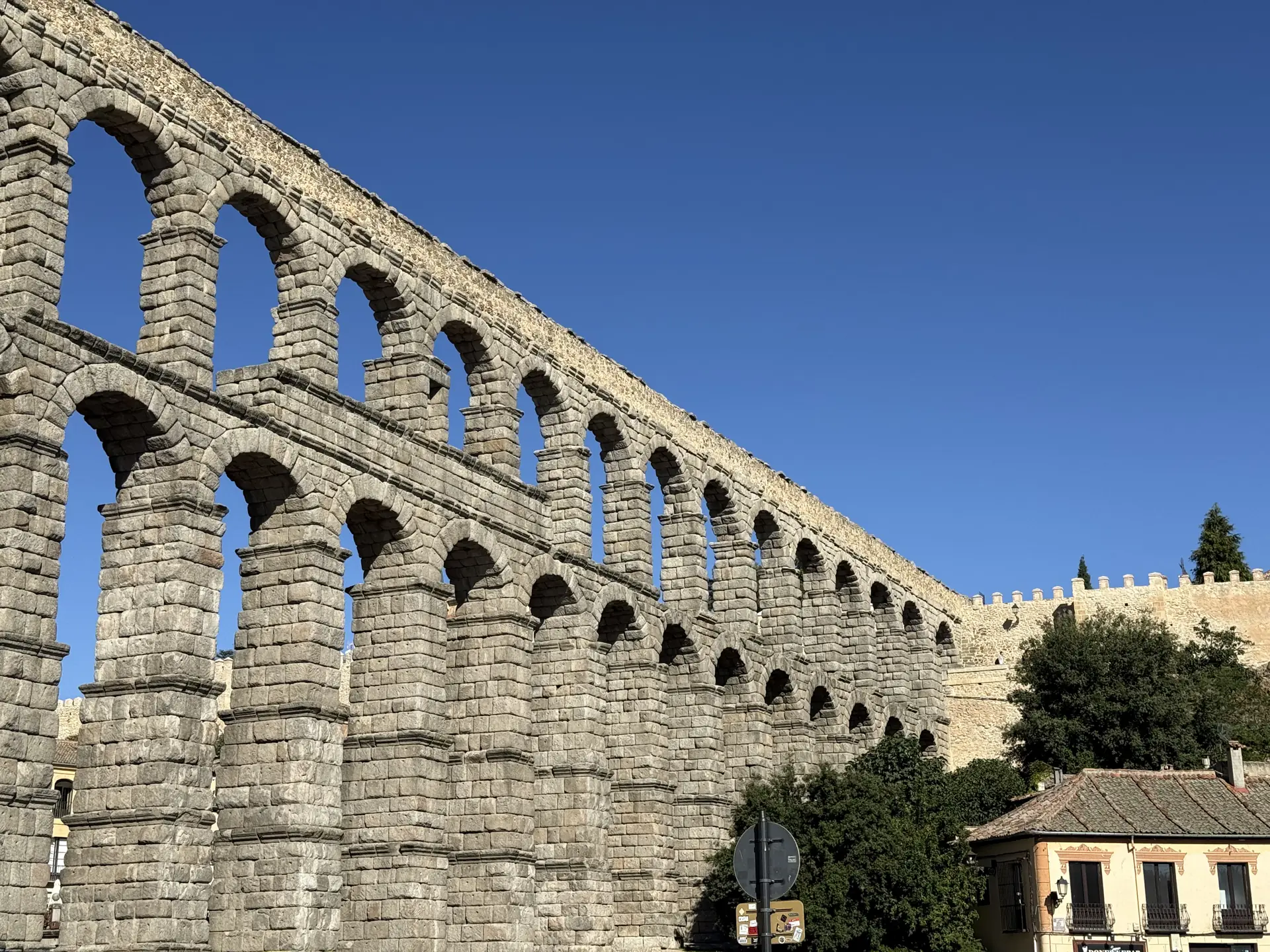 Perspectiva de los arcos del Acueducto de Segovia ascendiendo en diagonal hacia la parte alta. Foto propia La Maleta Inquieta, septiembre 2026.