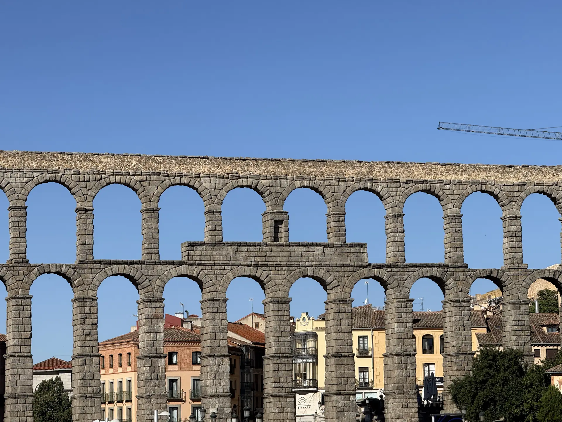 Acueducto de Segovia con sus arcos dobles de piedra y la ciudad al fondo bajo cielo azul. Foto propia La Maleta Inquieta, octubre 2026