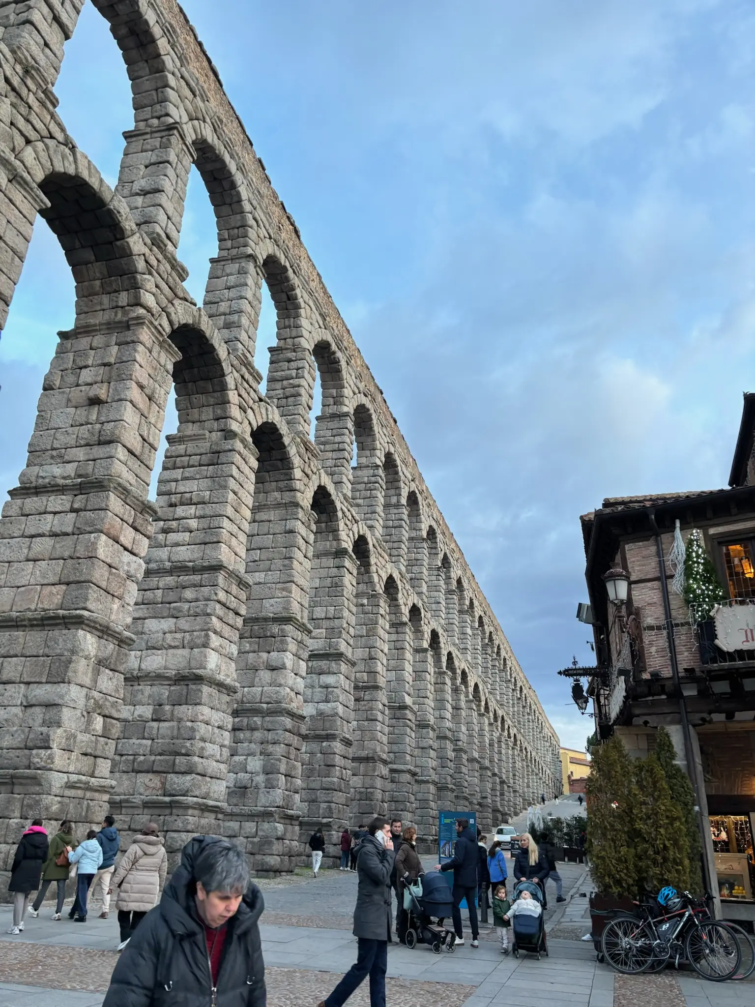 Detalle de los arcos dobles de piedra del Acueducto de Segovia vistos desde abajo durante el día. Foto propia La Maleta Inquieta, septiembre 2026.