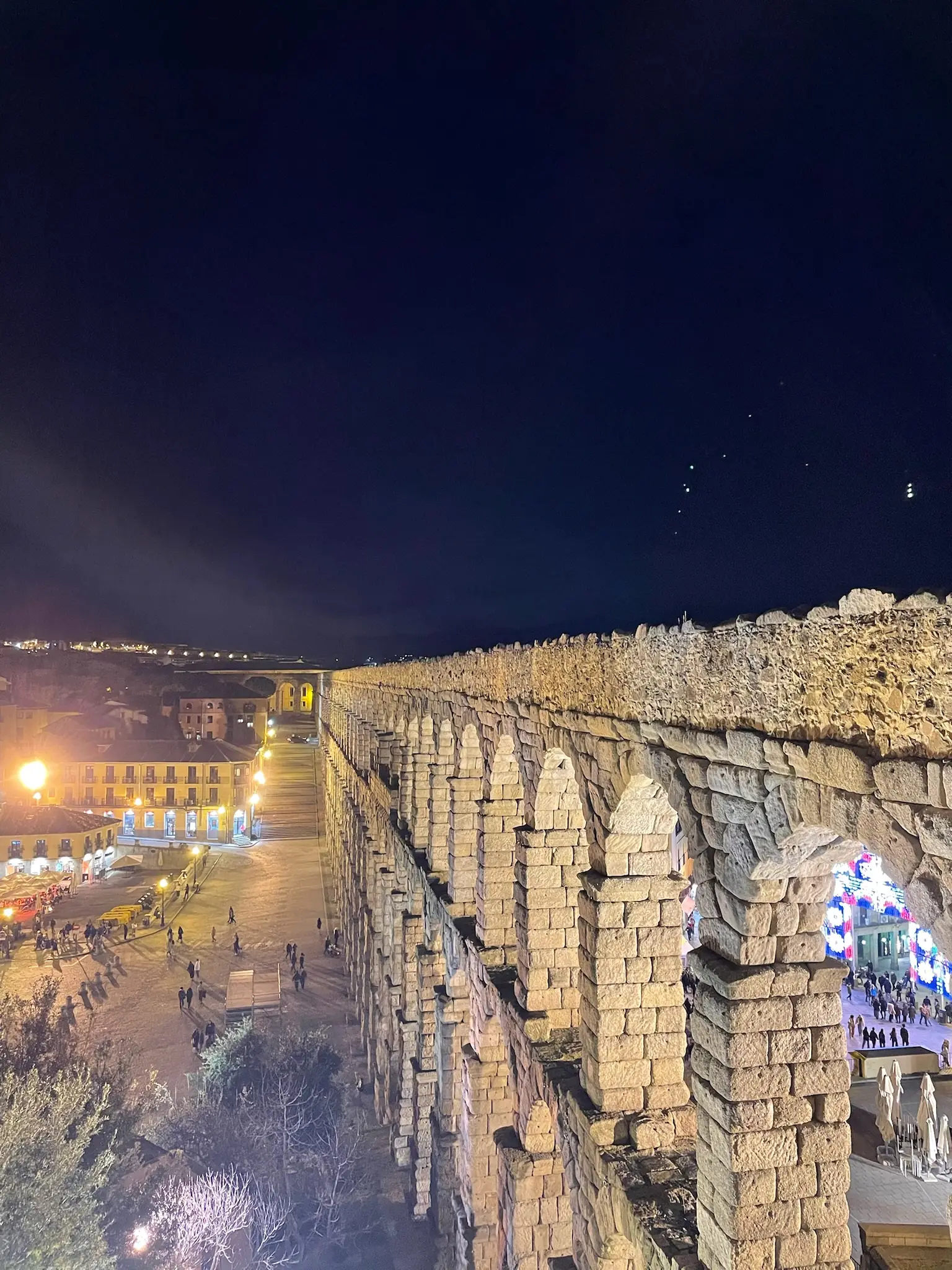 Acueducto de Segovia iluminado de noche con vista lateral de los arcos dobles y cielo estrellado. Foto propia La Maleta Inquieta, septiembre 2026.