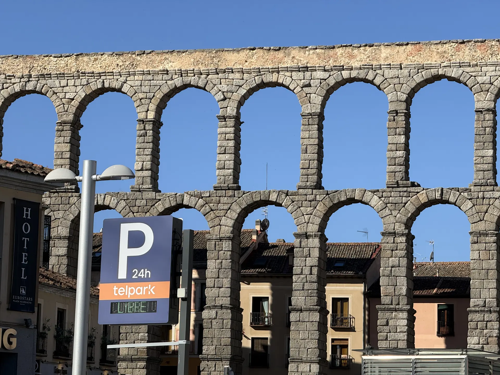 Plaza del Azoguejo repleta de turistas bajo los arcos del Acueducto de Segovia. Foto propia La Maleta Inquieta, octubre 2026
